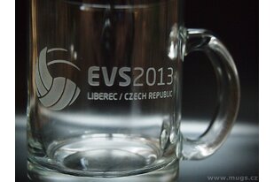 Skleněný hrnek s gravírovaným logem
