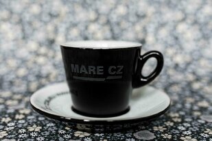Lilium Nero cappuccino s pískování do glazury a potiskem podšálku